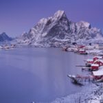 冬の夕暮れ時のロフォーテン諸島レーヌの風景　ノルウェーの風景