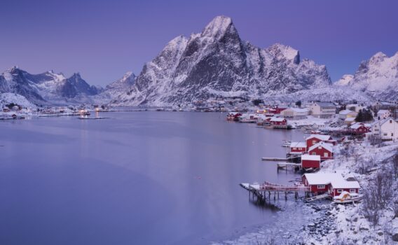 冬の夕暮れ時のロフォーテン諸島レーヌの風景　ノルウェーの冬の風景