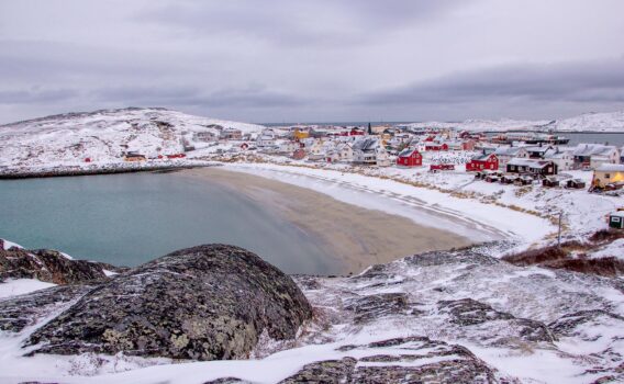 ノルウェー北部の漁村ブゴイネスの冬の風景　ノルウェーの冬の絶景