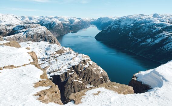 冬のリーセフィヨルド　ノルウェーの冬の風景