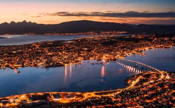 夕暮れのトロムソの風景　ノルウェーの風景