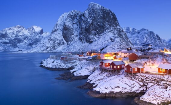 ロフォーテン諸島レーヌの冬の夜明けの風景　ノルウェーの冬の風景