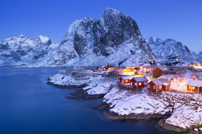 ロフォーテン諸島レーヌの冬の夜明けの風景 ノルウェーの冬の風景 - 北欧の絶景をお届けします hokuo-guide.com's ~北欧の風景~
