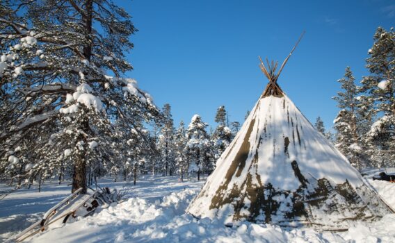 フィンランドの冬の風景　雪の中のサーミのテント
