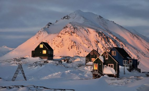 冬の夕暮れのクルスク　グリーンランドの冬の風景