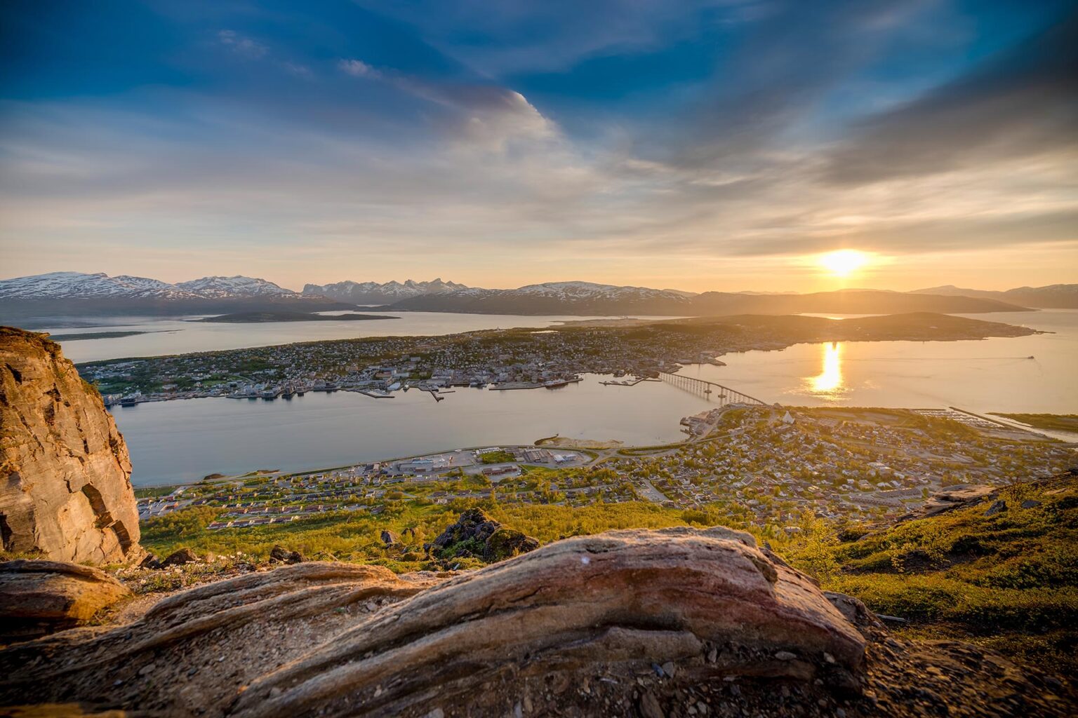 白夜のトロムソの町並み ノルウェーの夏の風景 - 北欧の絶景をお届けします hokuo-guide.com's ~北欧の風景~