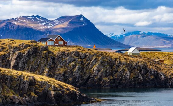 スティッキスホールムルの小さな村　アイスランドの風景