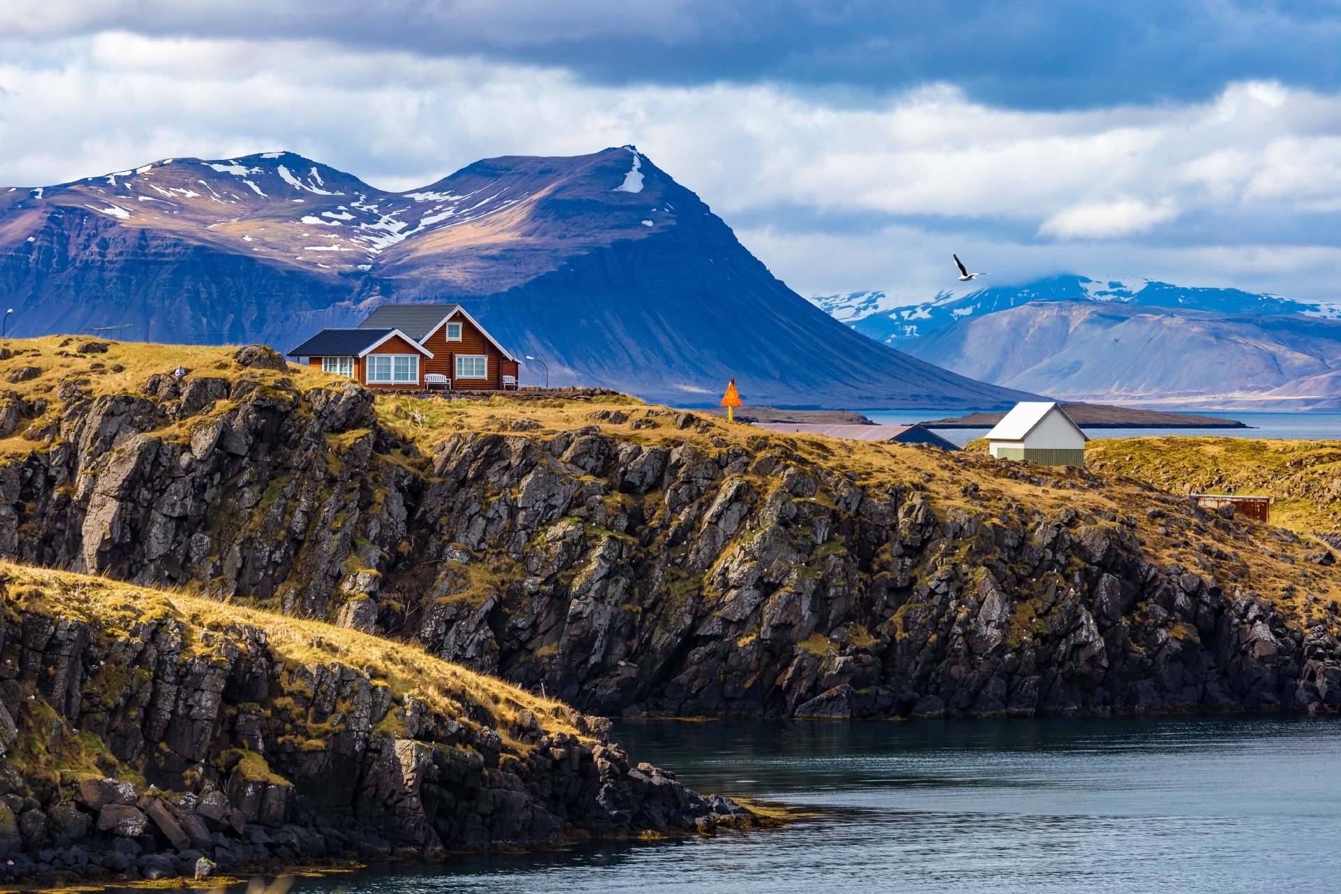 スティッキスホールムルの小さな村　アイスランドの風景