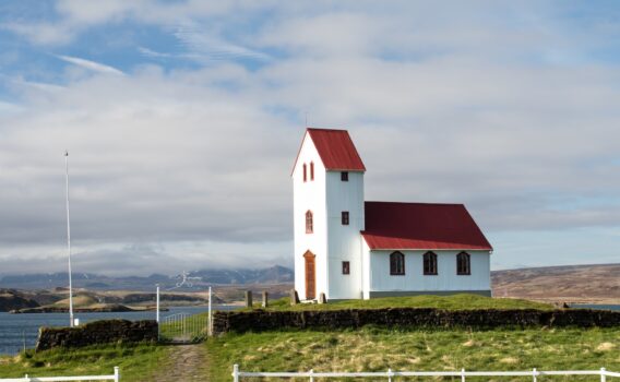 シンクヴァトラヴァトン湖の湖畔に立つ教会　アイスランドの風景
