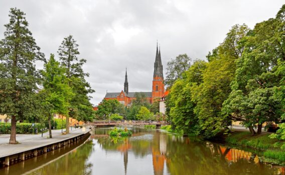 ウプサラ大聖堂とフィリス川　スウェーデンの風景