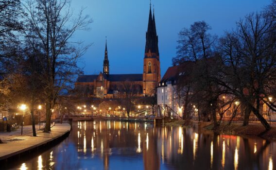 夜のウプサラ大聖堂　スウェーデンの風景