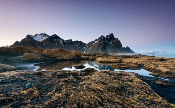 朝のヴェストラホルン山　アイスランドの風景