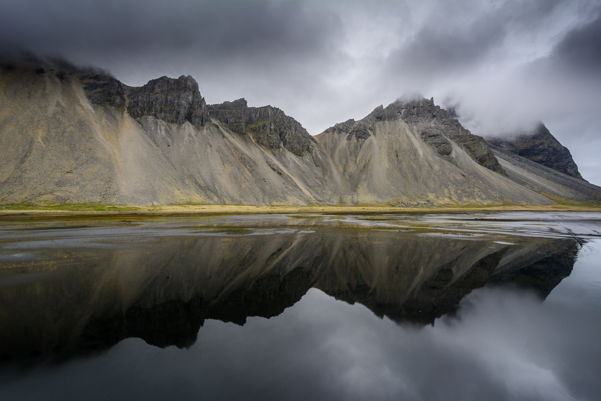ヴェストラホルン山　アイスランドの風景