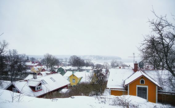 丘から見る町並み　スウェーデンの冬の風景