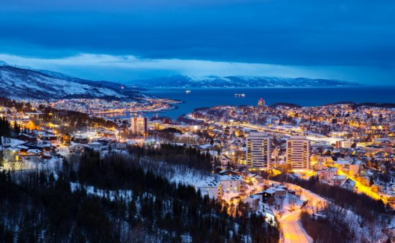 冬の夕暮れのナルヴィク　ノルウェーの冬の風景