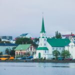 チョルトニン湖とレイキャビクの町並み アイスランドの風景