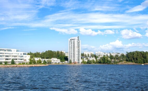 キヴェンラーティとフィンランド湾の眺め　フィンランドの夏の風景