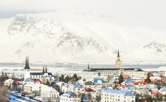 冬のレイキャビクとエスヤ山　アイスランドの冬の風景
