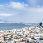 ハットルグリムス教会から見る雪のレイキャビク　アイスランドの冬の風景
