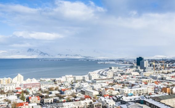 ハットルグリムス教会から見る雪のレイキャビク　アイスランドの冬の風景