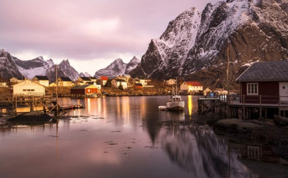 朝のロフォーテン諸島の風景　ノルウェーの風景
