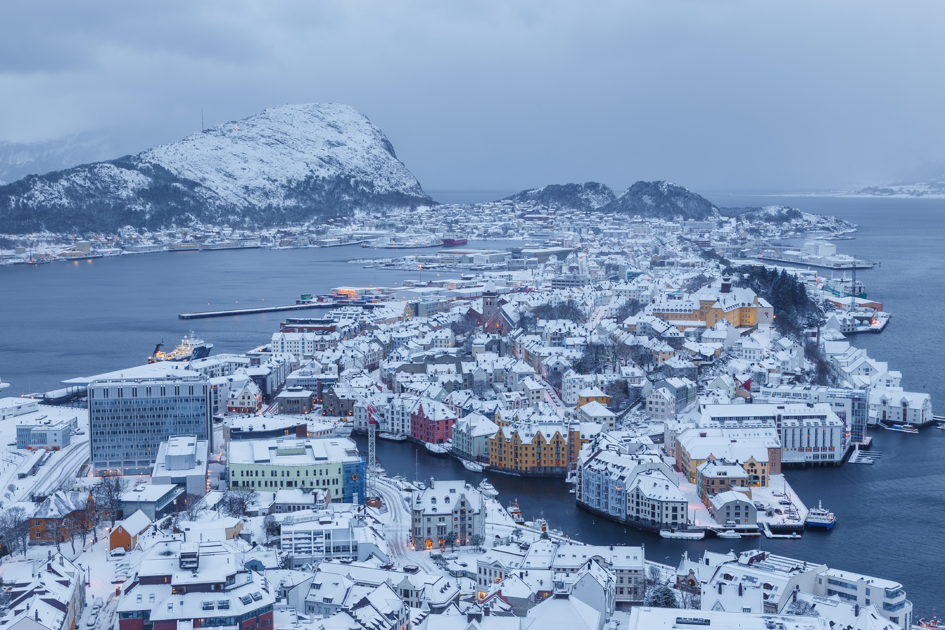 冬の朝のオーレスン　ノルウェーの風景