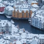アクスラから見た冬のオーレスンの町　ノルウェーの冬の風景