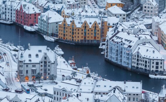 冬のオーレスンの街並み　ノルウェーの冬の風景