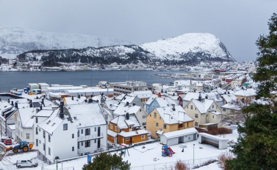 冬のオーレスンの町並み　ノルウェーの冬の風景