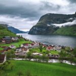 曇天のアンドレダルの町とソグネフィヨルドの風景　ノルウェーの風景