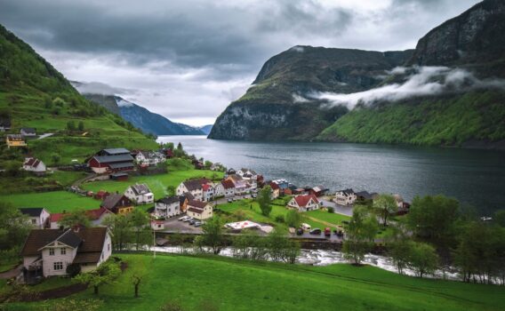 曇天のアンドレダルの町とソグネフィヨルドの風景　ノルウェーの風景
