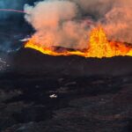 噴火する火山　アイスランドの風景