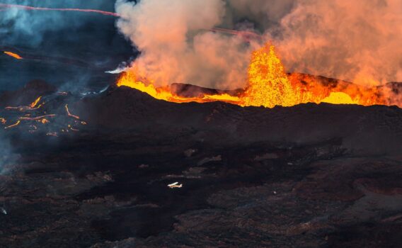 噴火する火山　アイスランドの風景