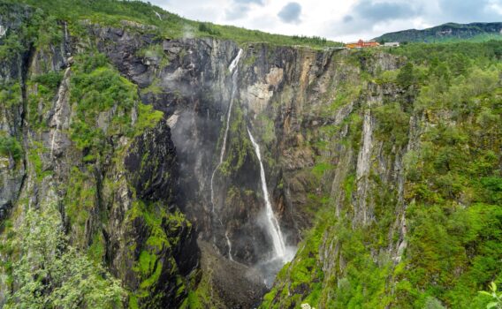 滝のある風景　ノルウェーの風景
