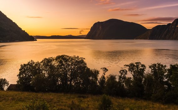 夏の夕暮れの風景　ノルウェーの夏の風景