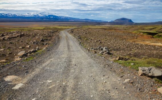 ヘクラ山へ続く道　アイスランドの風景