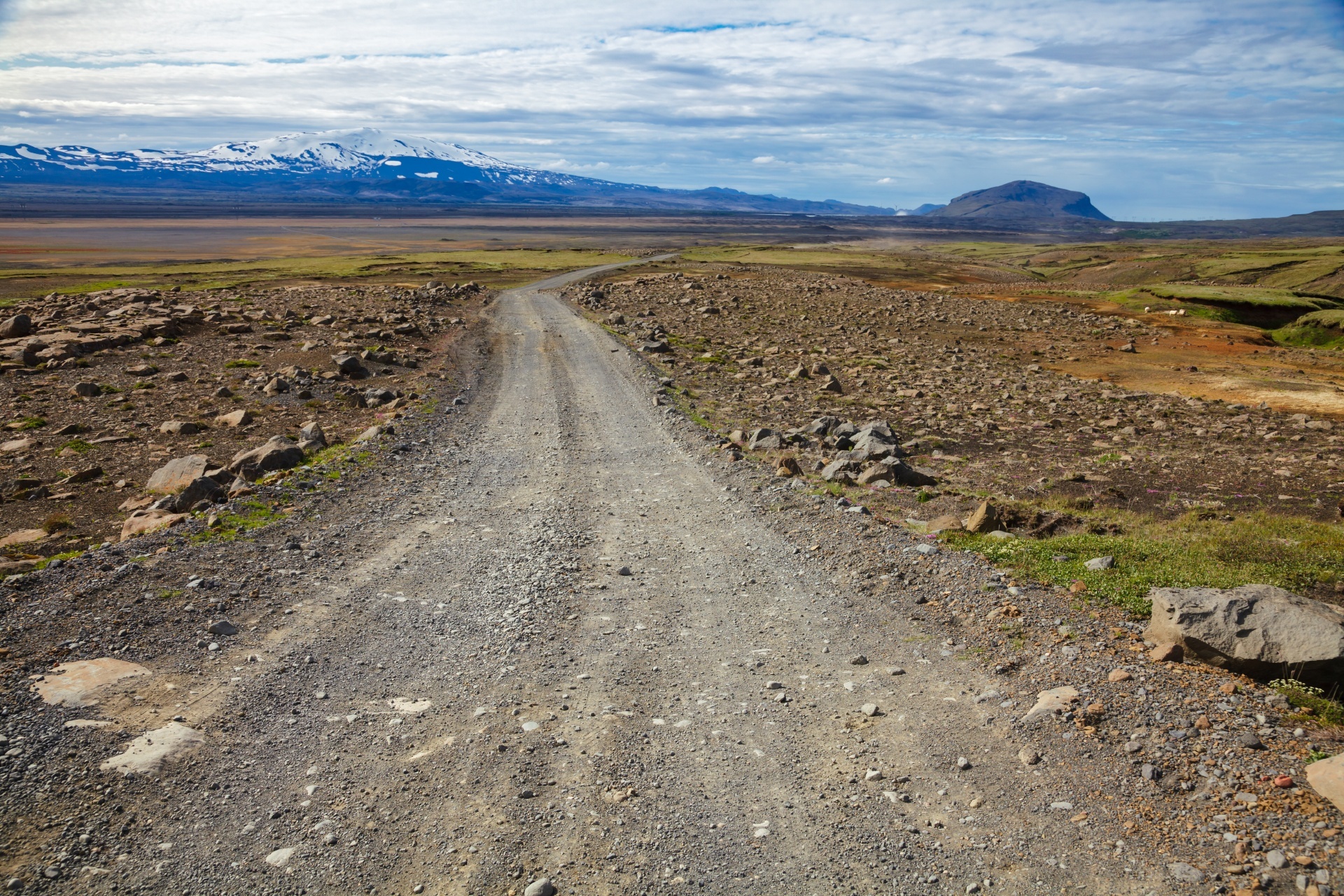 ヘクラ山へ続く道　アイスランドの風景