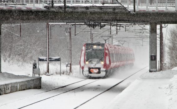 雪の中を行く鉄道　デンマークの冬の風景