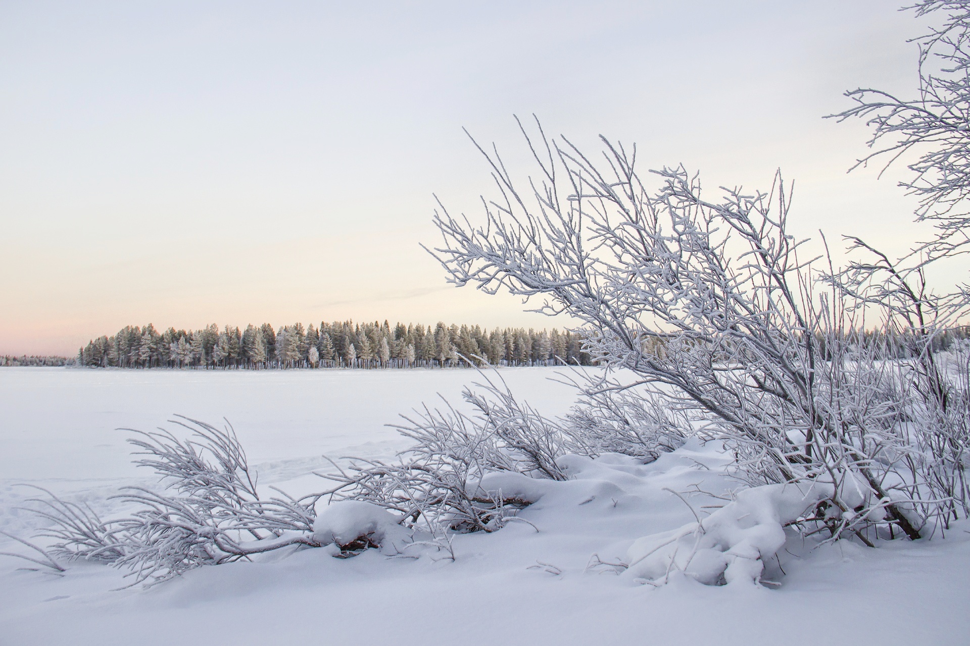 冬の湖　ルカ　フィンランドの冬の風景