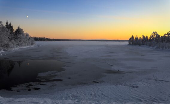 冬の日暮れ　フィンランドの冬の風景