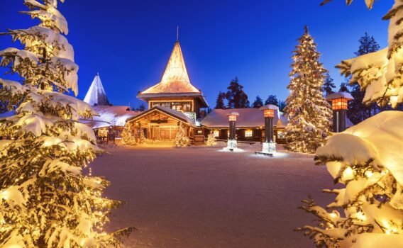冬の夜のサンタ クロース村　フィンランドの冬の風景