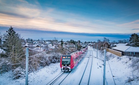 コペンハーゲン近郊を走る列車　デンマークの冬の風景
