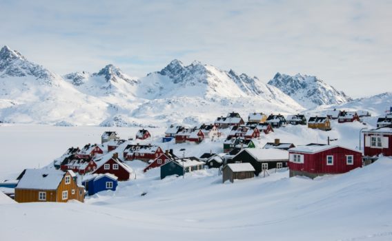 冬のタシーラク　グリーンランドの風景