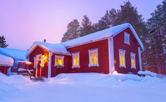 雪の中の家　フィンランドの冬の風景