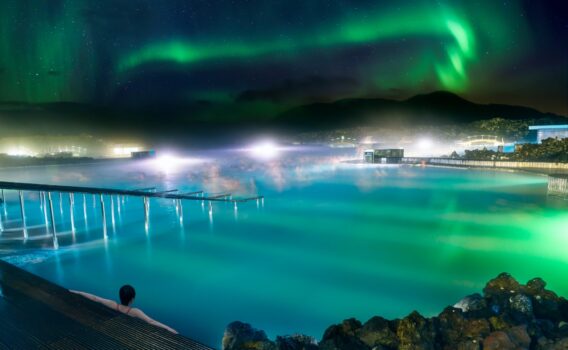 ブルーラグーンとオーロラ　アイスランドの風景