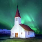 ヴィークの教会とオーロラの風景　アイスランドの冬の風景