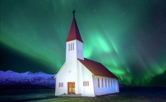 ヴィークの教会とオーロラの風景　アイスランドの冬の風景