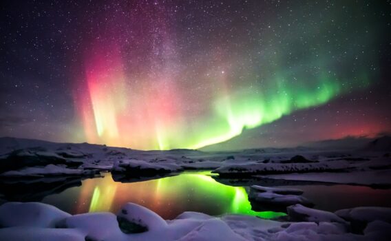 ヨークルスアゥルロゥン氷河湖のオーロラ　アイスランドの冬の風景