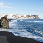 冬のレイニスフィヤラ　ブラックサンドビーチ　アイスランドの冬の風景