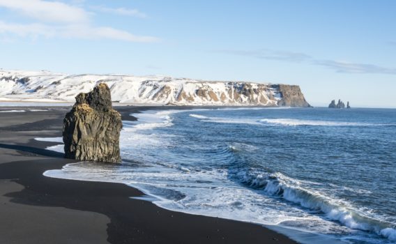 冬のレイニスフィヤラ　ブラックサンドビーチ　アイスランドの冬の風景